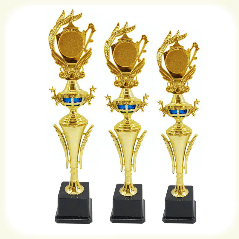 Bahagian trofi plastik membentuk